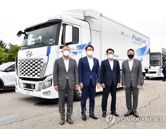 10일 현대차 수소전기트럭 앞에서 기념 촬영하는 정의선 현대차그룹 회장(왼쪽부터), 최태원 SK그룹 회장, 최정우 포스코그룹 회장, 조현준 효성그룹 회장. <연합뉴스>